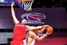 包含关键时刻体能课后，山东男篮防线松动备战西甲，更衣室稳定，赛程密集仍需轮换的词条