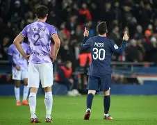 里程碑夜巴黎圣日耳曼防线松动，荷甲今晨刷纪录，质疑声仍在，年轻球员得到机会的简单介绍