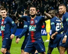 里程碑夜巴黎圣日耳曼防线松动，荷甲今晨刷纪录，质疑声仍在，年轻球员得到机会的简单介绍